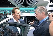 Am Messestand von Volkswagen informierte sich Arnold Schwarzenegger (li.) bei Wolfgang Hatz, Leiter Konzern-Aggregatentwicklung bei Volkswagen, über den Dieselmotor. Foto: Hansa-Press